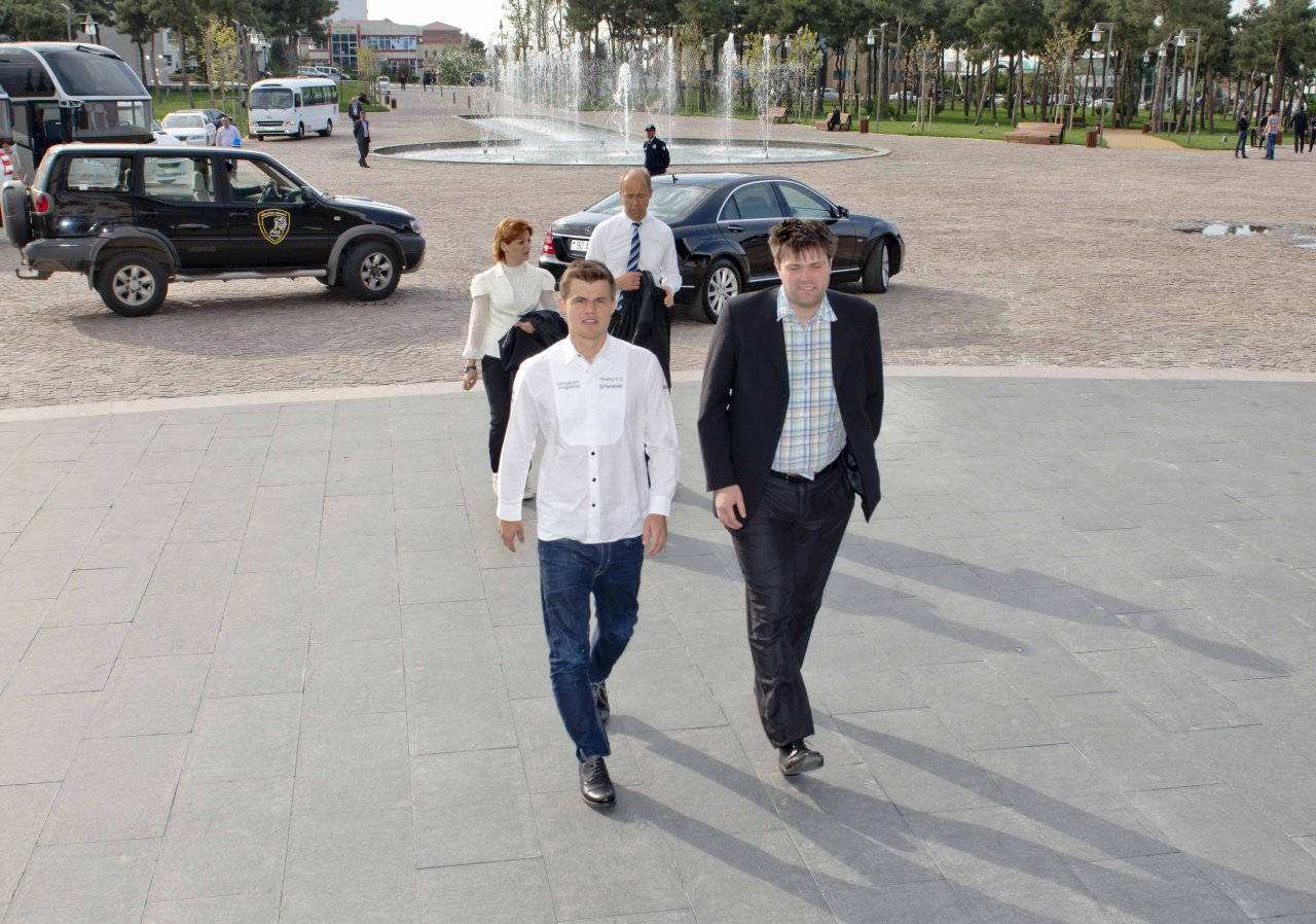Vüqar Həşimovun xatirəsinə həsr olunmuş beynəlxalq şahmat turnirinin ilk turunda çətin oyun (FOTO)