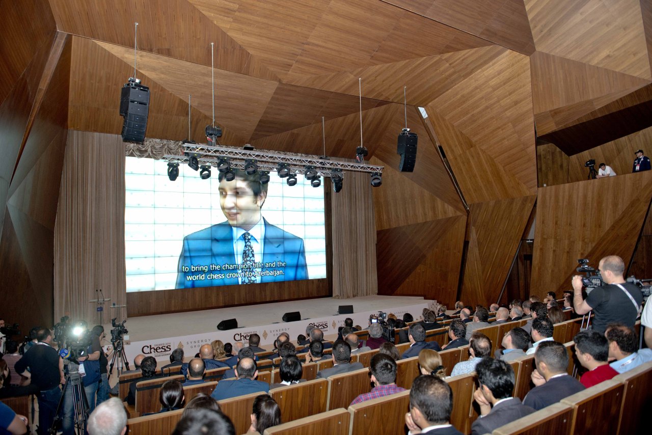 Vüqar Həşimovun xatirəsinə həsr olunmuş beynəlxalq şahmat turnirinin ilk turunda çətin oyun (FOTO)