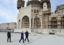 İlham Əliyev Bakıda tikilən yeni məscid kompleksində aparılan inşaat işlərinin gedişi ilə tanış olub (FOTO)