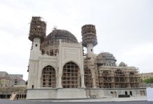 İlham Əliyev Bakıda tikilən yeni məscid kompleksində aparılan inşaat işlərinin gedişi ilə tanış olub (FOTO)