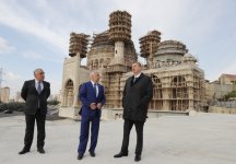 İlham Əliyev Bakıda tikilən yeni məscid kompleksində aparılan inşaat işlərinin gedişi ilə tanış olub (FOTO)
