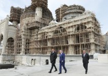 İlham Əliyev Bakıda tikilən yeni məscid kompleksində aparılan inşaat işlərinin gedişi ilə tanış olub (FOTO)
