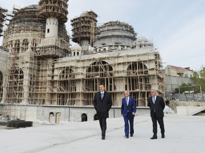 İlham Əliyev Bakıda tikilən yeni məscid kompleksində aparılan inşaat işlərinin gedişi ilə tanış olub (FOTO)