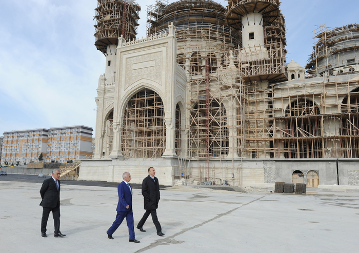 İlham Əliyev Bakıda tikilən yeni məscid kompleksində aparılan inşaat işlərinin gedişi ilə tanış olub (FOTO)