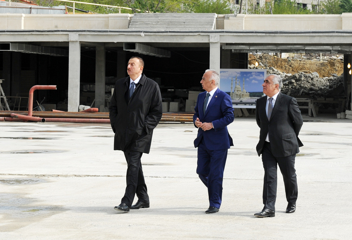 İlham Əliyev Bakıda tikilən yeni məscid kompleksində aparılan inşaat işlərinin gedişi ilə tanış olub (FOTO)