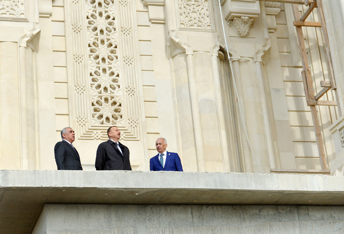 İlham Əliyev Bakıda tikilən yeni məscid kompleksində aparılan inşaat işlərinin gedişi ilə tanış olub (FOTO)