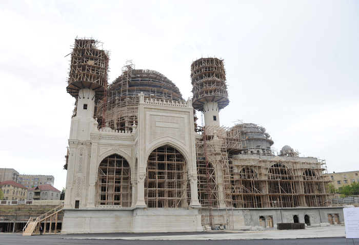 İlham Əliyev Bakıda tikilən yeni məscid kompleksində aparılan inşaat işlərinin gedişi ilə tanış olub (FOTO)