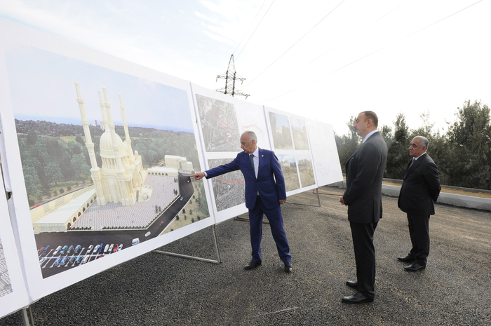 İlham Əliyev Bakıda tikilən yeni məscid kompleksində aparılan inşaat işlərinin gedişi ilə tanış olub (FOTO)