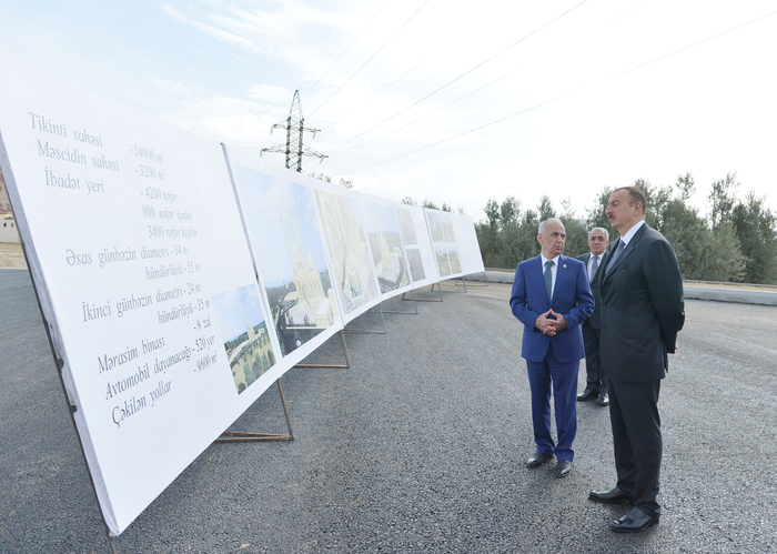 İlham Əliyev Bakıda tikilən yeni məscid kompleksində aparılan inşaat işlərinin gedişi ilə tanış olub (FOTO)