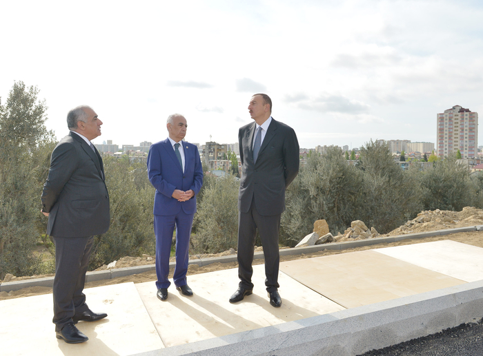 İlham Əliyev Bakıda tikilən yeni məscid kompleksində aparılan inşaat işlərinin gedişi ilə tanış olub (FOTO)