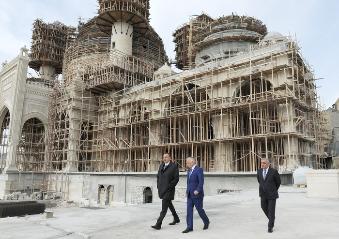 İlham Əliyev Bakıda tikilən yeni məscid kompleksində aparılan inşaat işlərinin gedişi ilə tanış olub (FOTO)