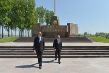 İlham Əliyev Ağdaşda Bayraq Meydanında yaradılan şəraitlə tanış olub  (FOTO)