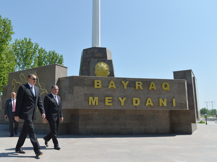 İlham Əliyev Ağdaşda Bayraq Meydanında yaradılan şəraitlə tanış olub  (FOTO)
