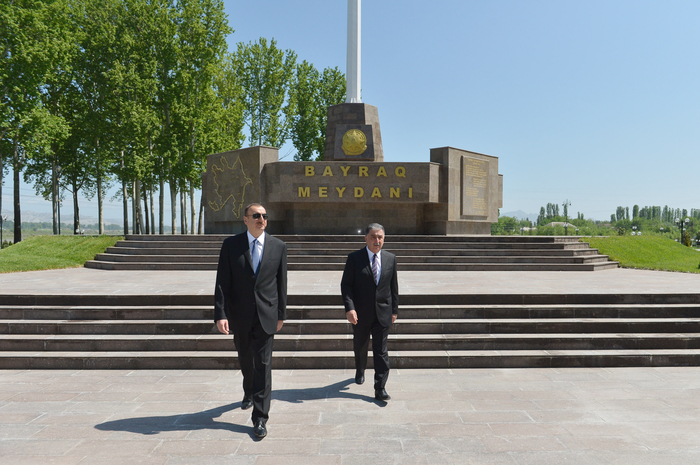İlham Əliyev Ağdaşda Bayraq Meydanında yaradılan şəraitlə tanış olub  (FOTO)