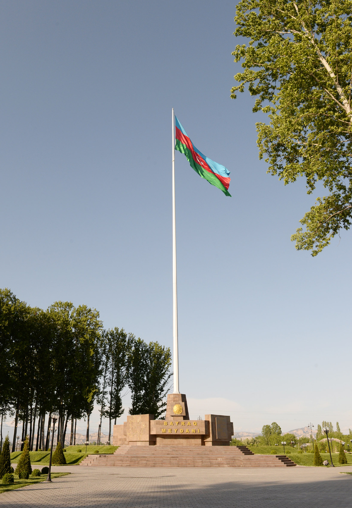 İlham Əliyev Ağdaşda Bayraq Meydanında yaradılan şəraitlə tanış olub  (FOTO)