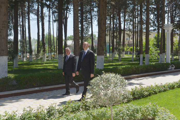 Azərbaycan Prezidenti Ağdaşda Heydər Əliyev parkında aparılan yenidənqurma işləri ilə tanış olub (FOTO)
