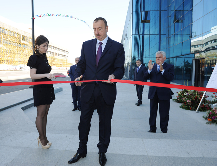 Prezident İlham Əliyev Heydər Əliyev prospektində avtomobillər və piyadalar üçün yeni tikilmiş yeraltı keçidin açılışında iştirak edib  (FOTO)