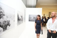 Mehriban Əliyeva Heydər Əliyev Mərkəzində Adrian Sternin "Afrikanın vəhşi təbiəti" adlı fərdi sərgisinə baxıb