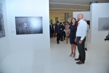 Mehriban Əliyeva Heydər Əliyev Mərkəzində Adrian Sternin "Afrikanın vəhşi təbiəti" adlı fərdi sərgisinə baxıb