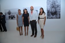 Mehriban Əliyeva Heydər Əliyev Mərkəzində Adrian Sternin "Afrikanın vəhşi təbiəti" adlı fərdi sərgisinə baxıb