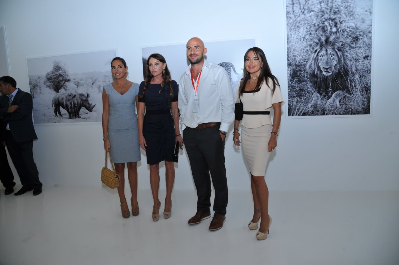 Mehriban Əliyeva Heydər Əliyev Mərkəzində Adrian Sternin "Afrikanın vəhşi təbiəti" adlı fərdi sərgisinə baxıb