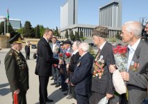 İlham Əliyev: Azərbaycanda veteranlara böyük diqqət və qayğı göstərilir (ƏLAVƏ OLUNUB) (FOTO)