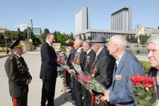 İlham Əliyev: Azərbaycanda veteranlara böyük diqqət və qayğı göstərilir (ƏLAVƏ OLUNUB) (FOTO)
