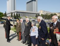 İlham Əliyev: Azərbaycanda veteranlara böyük diqqət və qayğı göstərilir (ƏLAVƏ OLUNUB) (FOTO)