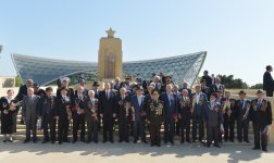 İlham Əliyev: Azərbaycanda veteranlara böyük diqqət və qayğı göstərilir (ƏLAVƏ OLUNUB) (FOTO)
