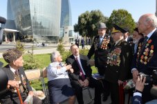İlham Əliyev: Azərbaycanda veteranlara böyük diqqət və qayğı göstərilir (ƏLAVƏ OLUNUB) (FOTO)