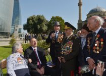 İlham Əliyev: Azərbaycanda veteranlara böyük diqqət və qayğı göstərilir (ƏLAVƏ OLUNUB) (FOTO)