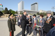 İlham Əliyev: Azərbaycanda veteranlara böyük diqqət və qayğı göstərilir (ƏLAVƏ OLUNUB) (FOTO)