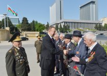 İlham Əliyev: Azərbaycanda veteranlara böyük diqqət və qayğı göstərilir (ƏLAVƏ OLUNUB) (FOTO)