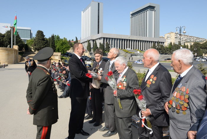 İlham Əliyev: Azərbaycanda veteranlara böyük diqqət və qayğı göstərilir (ƏLAVƏ OLUNUB) (FOTO)