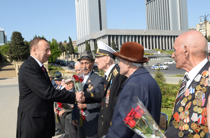 İlham Əliyev: Azərbaycanda veteranlara böyük diqqət və qayğı göstərilir (ƏLAVƏ OLUNUB) (FOTO)