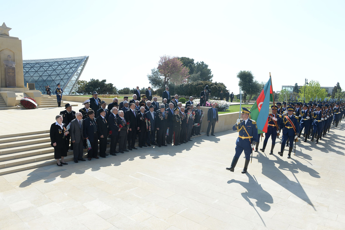 İlham Əliyev: Azərbaycanda veteranlara böyük diqqət və qayğı göstərilir (ƏLAVƏ OLUNUB) (FOTO)