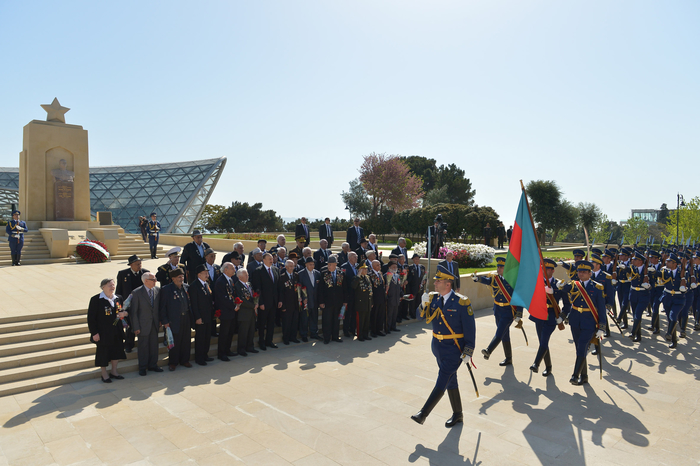 İlham Əliyev: Azərbaycanda veteranlara böyük diqqət və qayğı göstərilir (ƏLAVƏ OLUNUB) (FOTO)