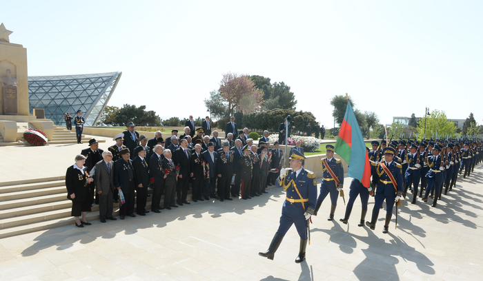 İlham Əliyev: Azərbaycanda veteranlara böyük diqqət və qayğı göstərilir (ƏLAVƏ OLUNUB) (FOTO)