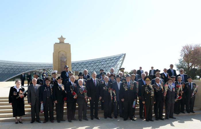 İlham Əliyev: Azərbaycanda veteranlara böyük diqqət və qayğı göstərilir (ƏLAVƏ OLUNUB) (FOTO)