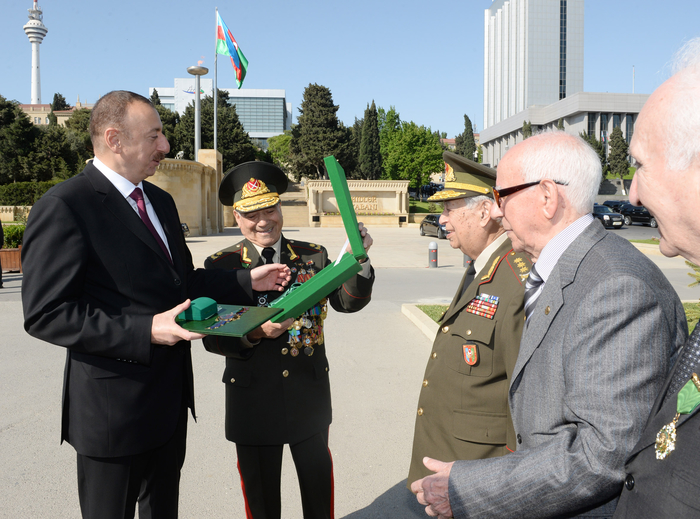 İlham Əliyev: Azərbaycanda veteranlara böyük diqqət və qayğı göstərilir (ƏLAVƏ OLUNUB) (FOTO)