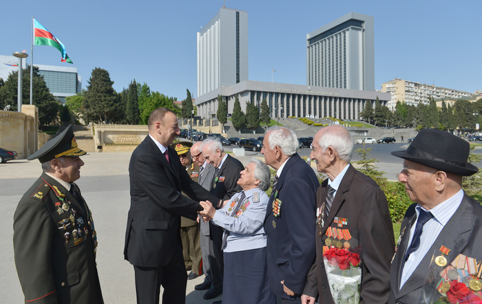 İlham Əliyev: Azərbaycanda veteranlara böyük diqqət və qayğı göstərilir (ƏLAVƏ OLUNUB) (FOTO)