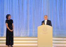 Prezident İlham Əliyev və xanımı Mehriban Əliyeva ümummilli liderin anadan olmasının 91-ci ildönümünə və Heydər Əliyev Fondunun 10 illik yubileyinə həsr olunmuş təntənəli mərasimdə iştirak ediblər (FOTO)