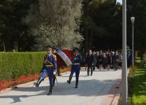 Azərbaycan Prezidenti İlham Əliyev və xanımı ümummilli lider Heydər Əliyevin məzarını ziyarət ediblər (FOTO)