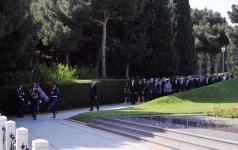 Azərbaycan Prezidenti İlham Əliyev və xanımı ümummilli lider Heydər Əliyevin məzarını ziyarət ediblər (FOTO)