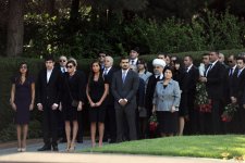 Azərbaycan Prezidenti İlham Əliyev və xanımı ümummilli lider Heydər Əliyevin məzarını ziyarət ediblər (FOTO)
