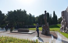 Azərbaycan Prezidenti İlham Əliyev və xanımı ümummilli lider Heydər Əliyevin məzarını ziyarət ediblər (FOTO)