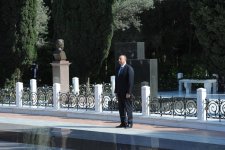 Azərbaycan Prezidenti İlham Əliyev və xanımı ümummilli lider Heydər Əliyevin məzarını ziyarət ediblər (FOTO)