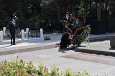 Azərbaycan Prezidenti İlham Əliyev və xanımı ümummilli lider Heydər Əliyevin məzarını ziyarət ediblər (FOTO)