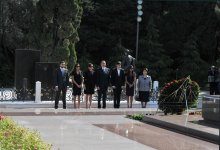 Azərbaycan Prezidenti İlham Əliyev və xanımı ümummilli lider Heydər Əliyevin məzarını ziyarət ediblər (FOTO)