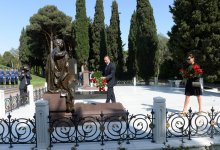 Azərbaycan Prezidenti İlham Əliyev və xanımı ümummilli lider Heydər Əliyevin məzarını ziyarət ediblər (FOTO)